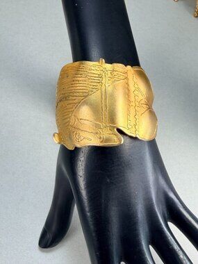 Vintage Gorgeous Horse Head Cuff Bracelet Gold Tone Equestrian Statement Signed